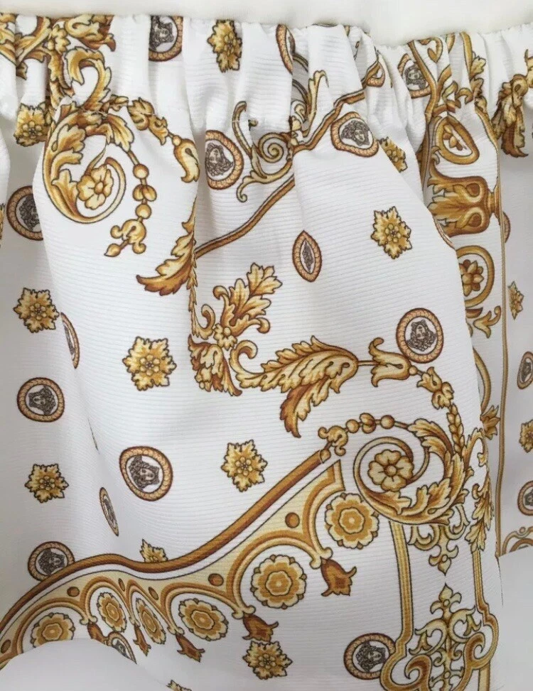 YOUNG VERSACE Abito con cappuccio bianco e oro barocco con motivi Made In Italy