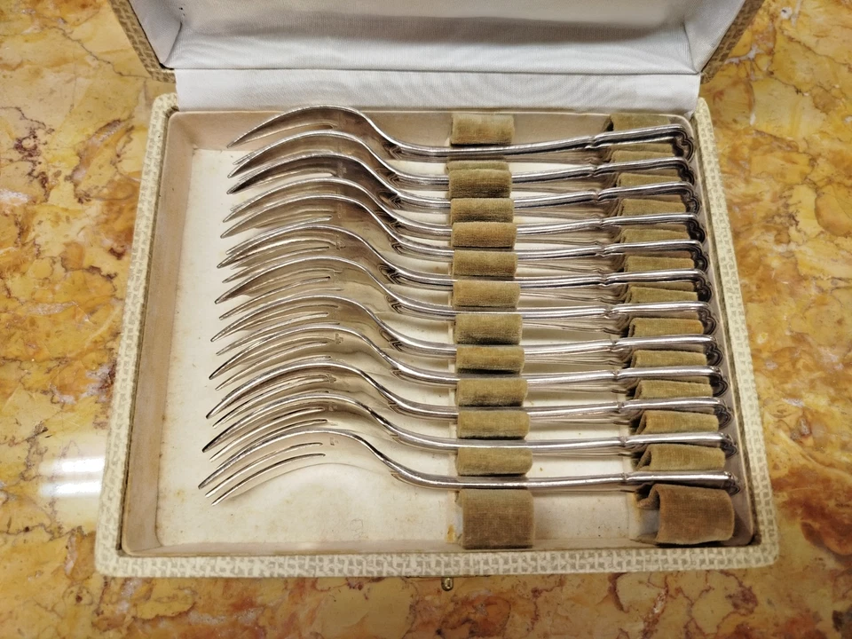 ERCUIS Lot 12 FOURCHETTES a GATEAUX Metal Argente Art Table Couverts 9MAG 08/11 - Photo 2/4