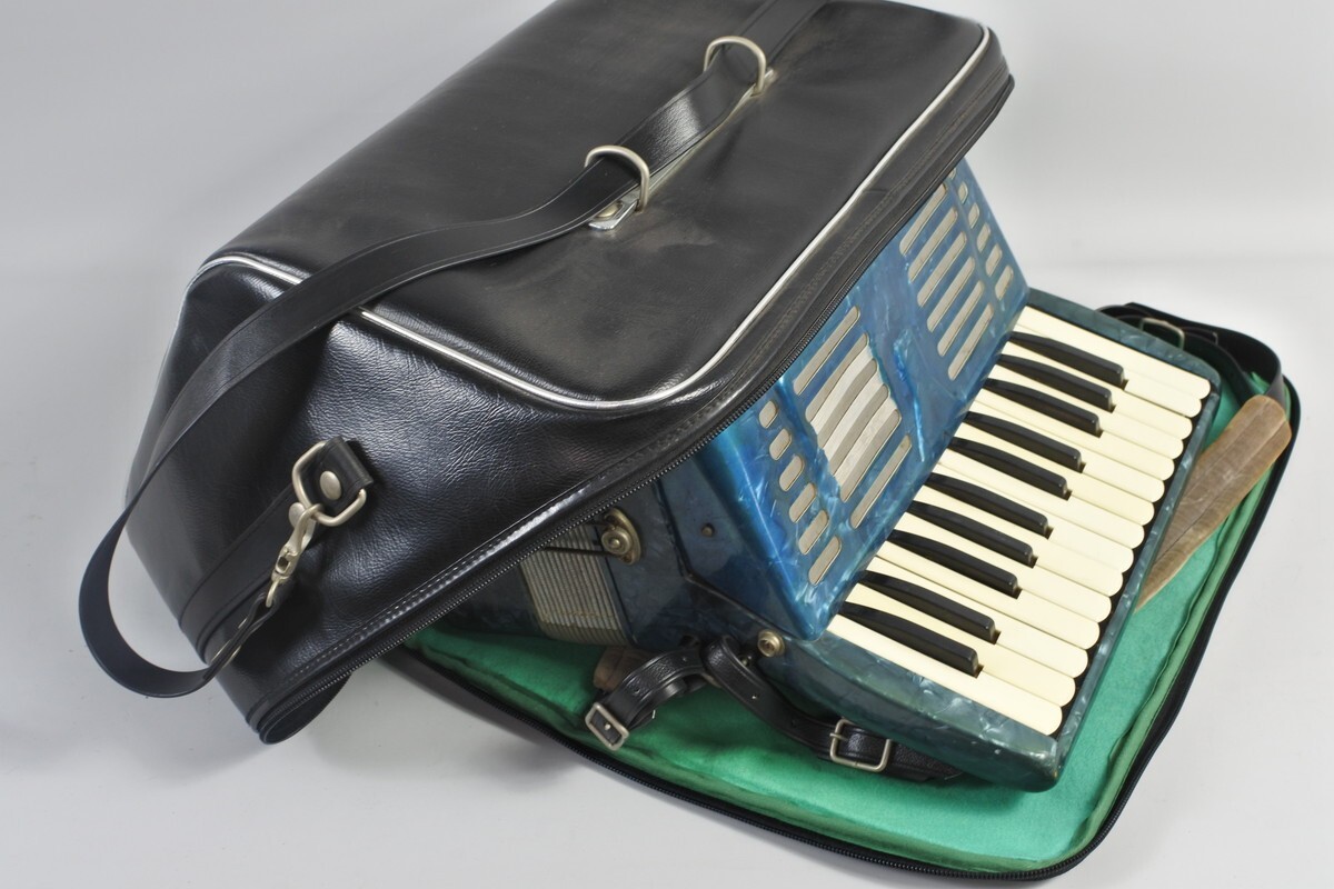 Vintage 1970s Yamaha Accordion Tenor 25 with Case Made in Japan