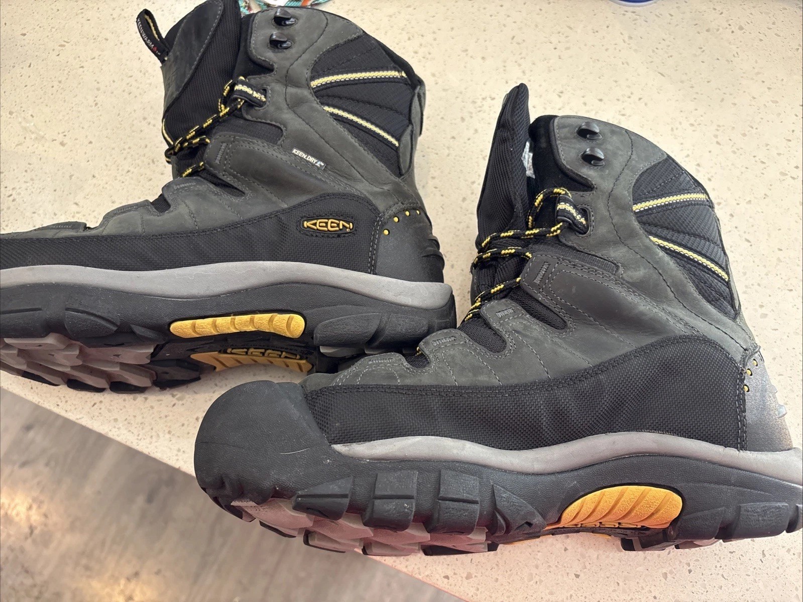 STIVALI KEEN SUMMIT COUNTY WP IMPERMEABILI ISOLATI NERI CON GIALLO UOMO 10 5 EX+