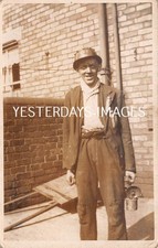 AK Bergmann hält Lampe Helm Menschen draußen