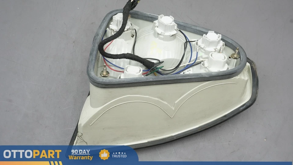 03-08 Maserati Quattroporte M139 Luz Trasera Lateral del Pasajero Derecho Lámpara OEM Foto 2 de 4