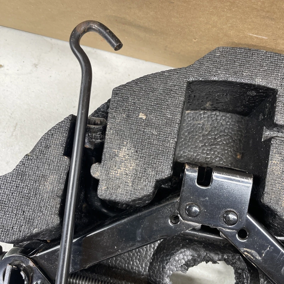 Subaru Legacy 2010 2011 2012 2013 2014 sedán neumático de repuesto gato remolque herramienta de espuma Foto 3 de 4