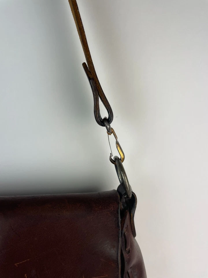 Bolso hippie vintage de cuero trabajado a mano años 70 llevado DOS MANERAS ¡Muy bien hecho! Foto 3 de 4