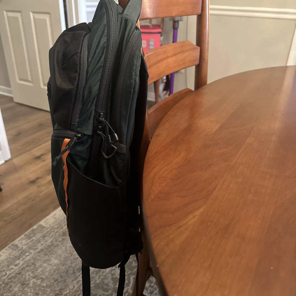 Mochila para portátil THE NORTH FACE Surge Commuter, TNF 28L, Tnf azul marino/Tnf negra  Foto 4 de 4