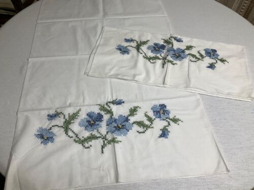 Vintage Pair Hand Cross-Stitched Embroidery Pillowcases Blue Flowers 30 x 20 - Afbeelding 1 van 5