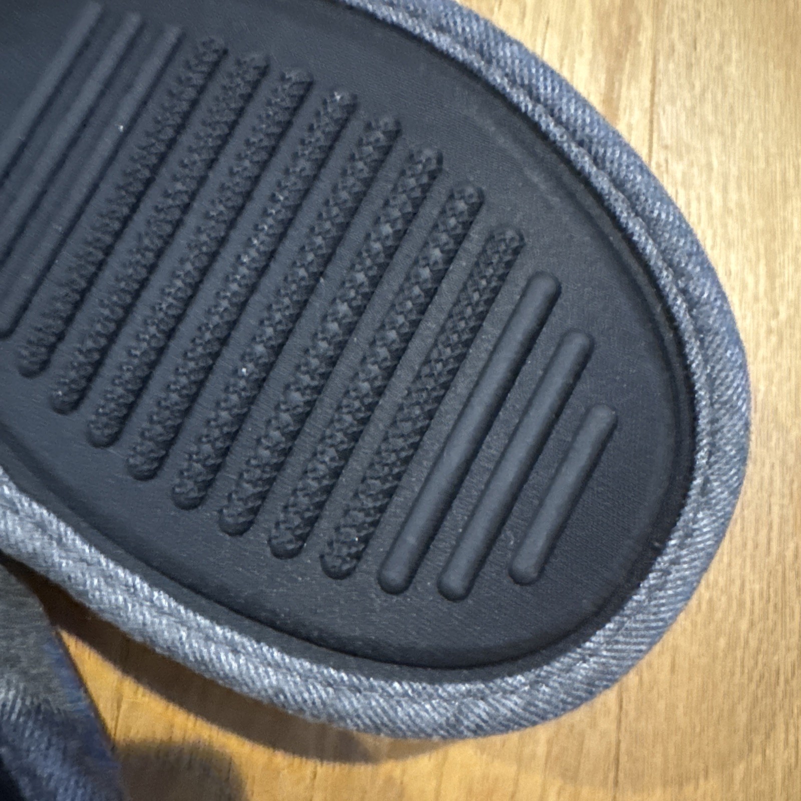 True Religion Men’s Slipper & Sock Set Gray and Red Size 7-8 NEW thumbnail 3