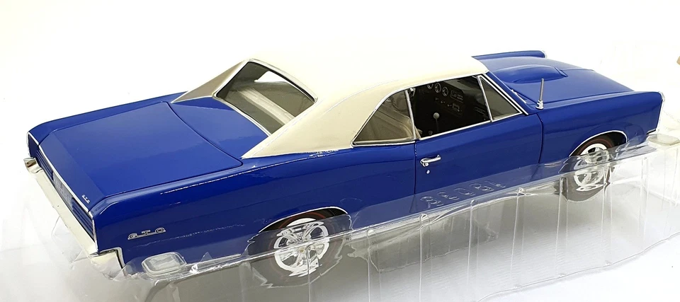 Greenlight 1/18 Scale Diecast HWY-18047 - 1966 Pontiac GTO - Blue/White - Image 2 of 4