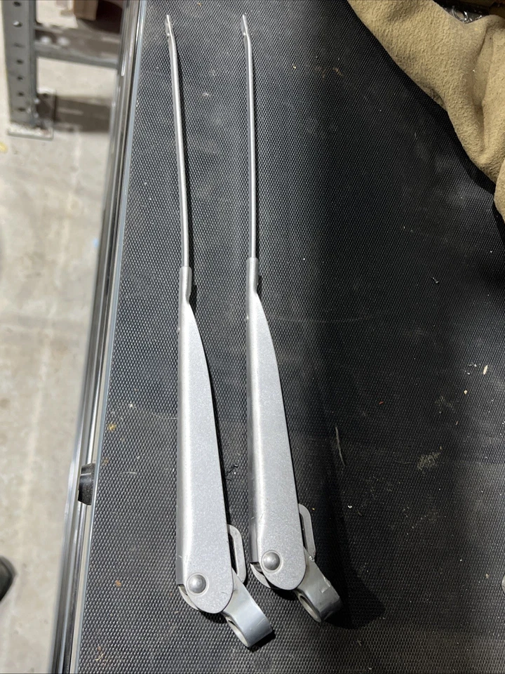 Brazos limpiaparabrisas con tuercas Datsun 620 OEM camioneta pickup 1972,5-79 Foto 4 de 4