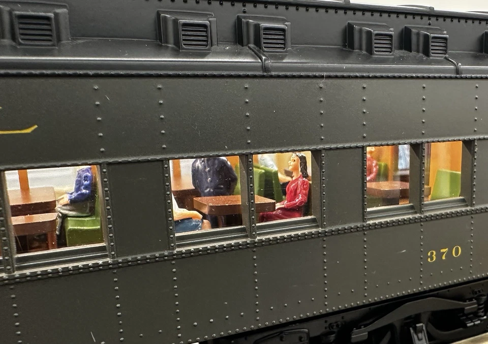 LIONEL 6-15541 纽约 18 英寸重型 StationSounds Diner #370 升级内饰 — 第 2/4 张图片