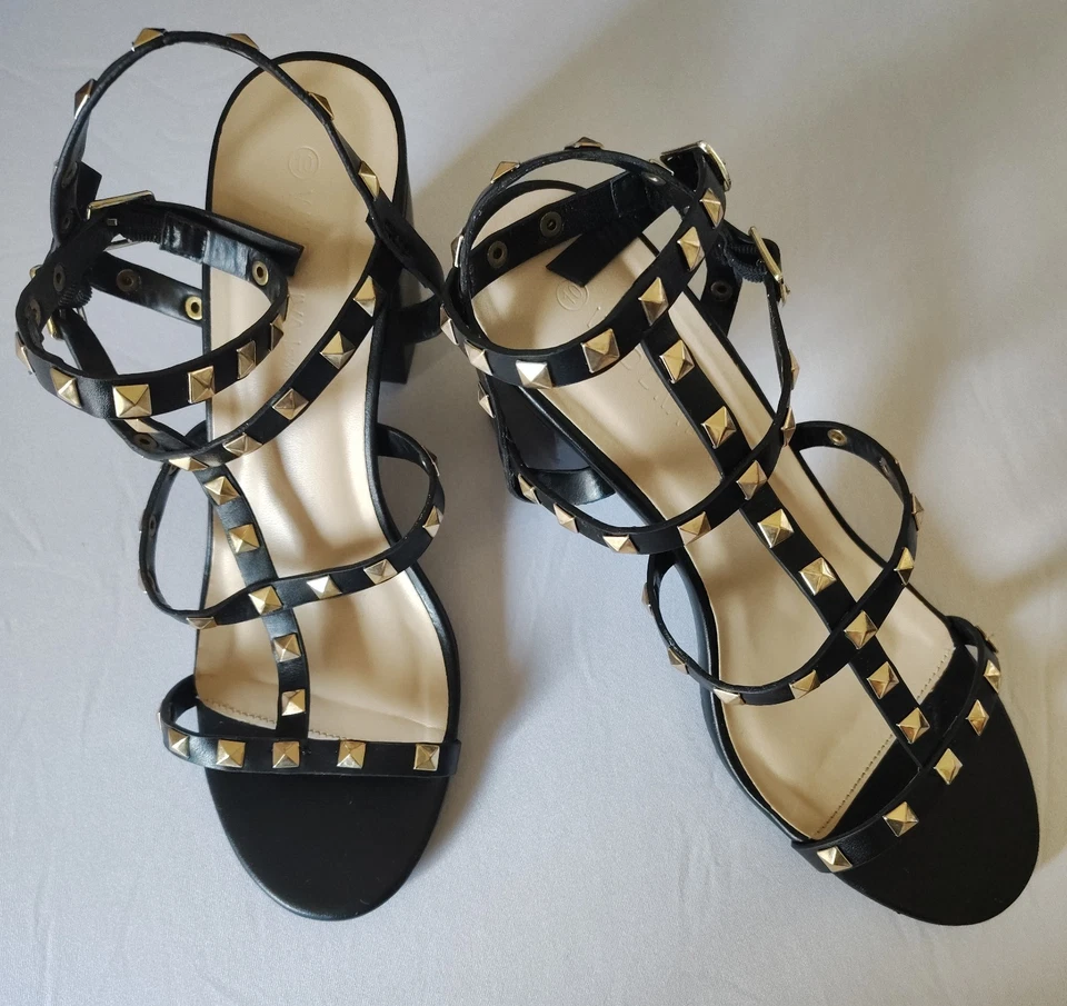 Sandalias de gladiador Wild Diva con tachuelas de tacón Chucky negras doradas EE. UU. 10 Foto 4 de 4