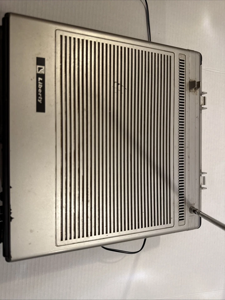 De colección 1983 Liberty UHF VHF Portátil Negro Blanco 5" Televisión AM FM Radio De Colección Foto 4 de 4