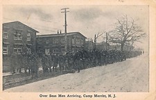 Carte postale c1915 Première guerre mondiale WWI "Arrivant des hommes au-dessus des mers, camp Merritt, NJ"