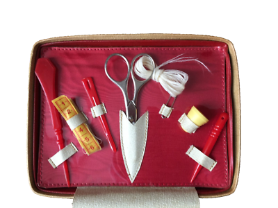 Petite valise à couture ancienne de petite fille sage - Antiquités