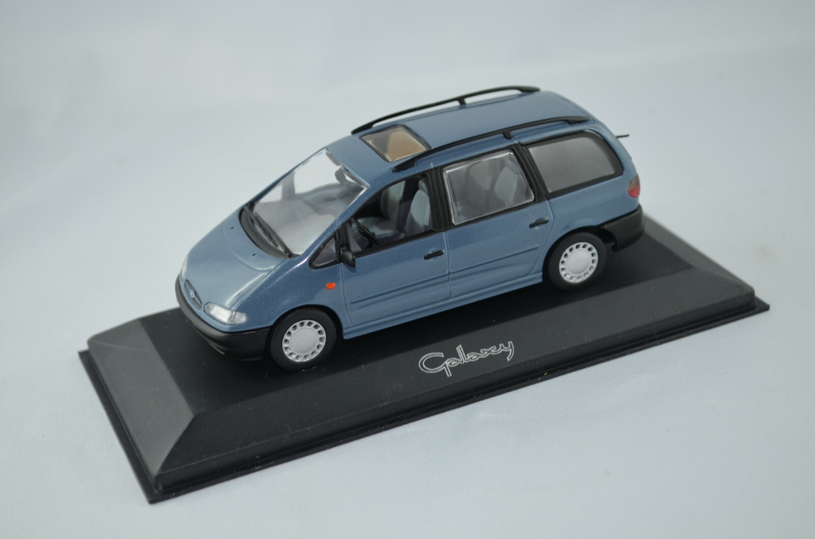 Ford Galaxy Minichamps 1/43 miniature de collection en métal gris argenté