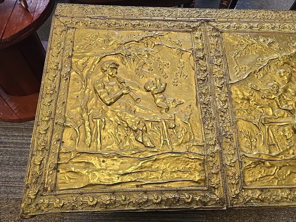 Cofre de almacenamiento grande inglés victoriano figurativo repujado latón sobre madera cubo de carbón  Foto 2 de 4