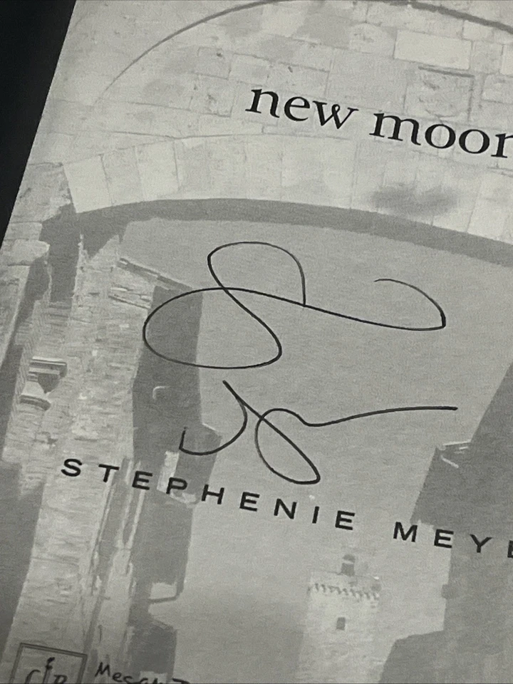 Stephenie Meyer *SIGNED* New Moon Book - Twilight - Hollywood Film - Image 4 of 4
