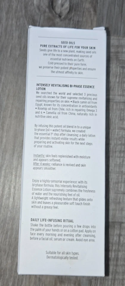 Body Shop Oils of Life Loción Esencia Intensamente Revitalizante 5.4 fl oz Foto 2 de 4