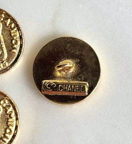 CHANEL 1990s VINTAGE CC CROWN GOLD 6 BUTTONS JACKET FABRIC SWATCH BRAND TAG - Picture 6 of 7