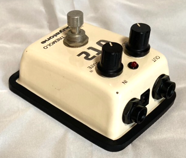 GUYATONE VINTAGE TREMOLO VT2 とアダプター AC2