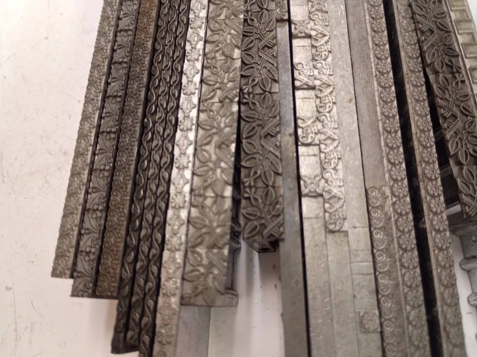 Bordes decorativos tipo tipo tipo tipo tipo tipo tipo linotipo vintage florecen (linóleo A8) Foto 3 de 4