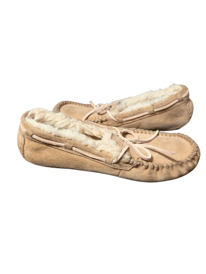 Chinelo Ugg Feminino 6 Dakota Mocassim Bege Camurça Pele de Carneiro Aconchegante Confortável Chinelo - Imagem 3 de 4