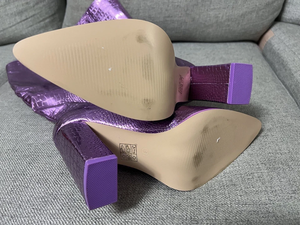 Public Desire Exclusivo Botas de Rodilla de Tacón Posie Ajuste Ancho en Morado Metálico 6 Foto 4 de 4