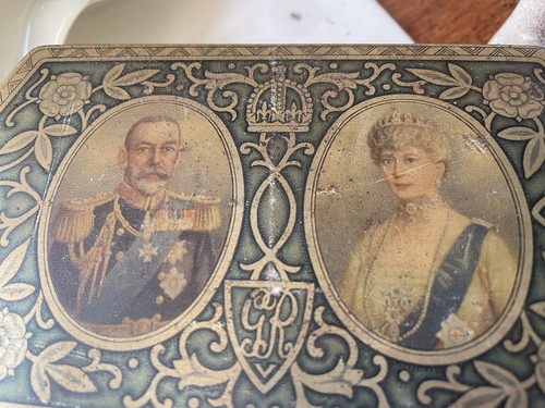 Silver Jubilee Tin King George & Queen Mary 1935 & Sugar Craft Cake Flowers - Picture 4 of 7