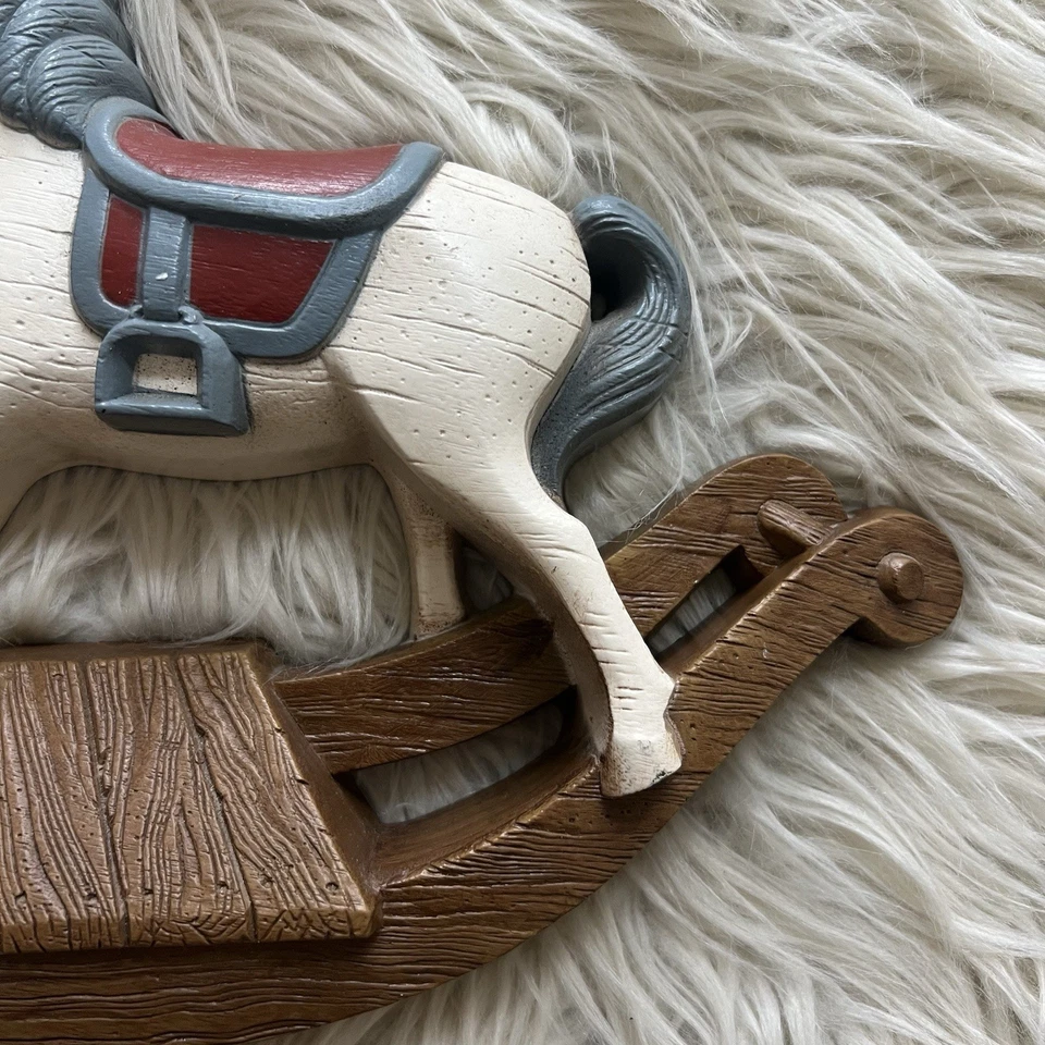 Colgante de pared vintage rojo y azul Burwood 1988 mecedor decoración de guardería EE. UU. Foto 3 de 4