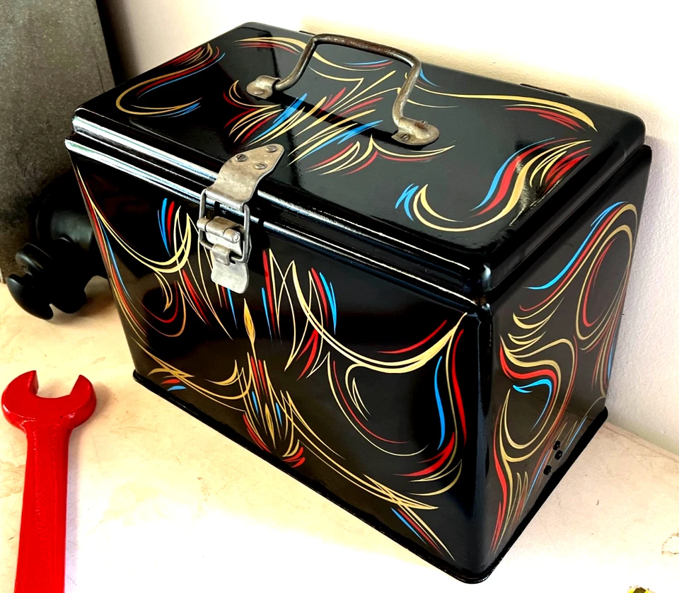 ВИНТАЖНЫЙ черный металлический сундук со льдом коробка в тонкую полоску гараж магазин декор Hot Rat род искусства - Изображение 2 из 4