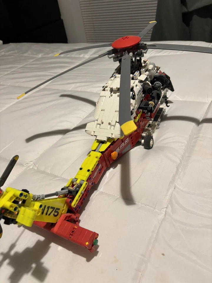 LEGO Technic 42145 Airbus H175 Rescue Helicopter, photo 4 of 5