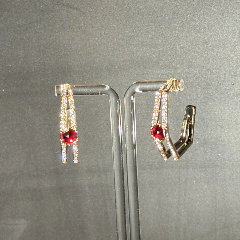 Pendientes de aro abiertos Anne Klein pavé dorado y piedra hexagonal color rojo nuevos con etiquetas Foto 3 de 4