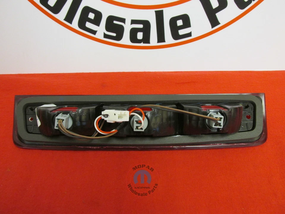 Lámpara de parada montada en el centro alto Dodge Ram 1500 2500 3500 4500 5500 NUEVA OEM MOPAR Foto 2 de 4