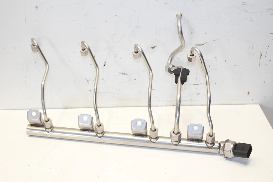 ОРИГИНАЛЬНЫЕ ТОПЛИВНЫЕ РЕЛЬСЫ 2009–2012 BMW 750Li - Изображение 3 из 4