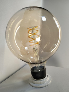 Philips Hue White E27 Filament Große Globe Lampe G125 550lm warmweiß 1er Pack