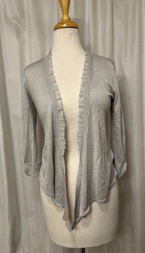 White House Black Market silber schimmernde Strickjacke, Band Rüschen, Knopfdetail, XS