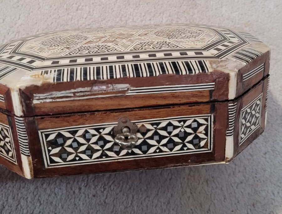 Boîte Ou Coffret En Bois Ancien Avec Marqueterie Fleurs Sur Le Dessus - Occasion