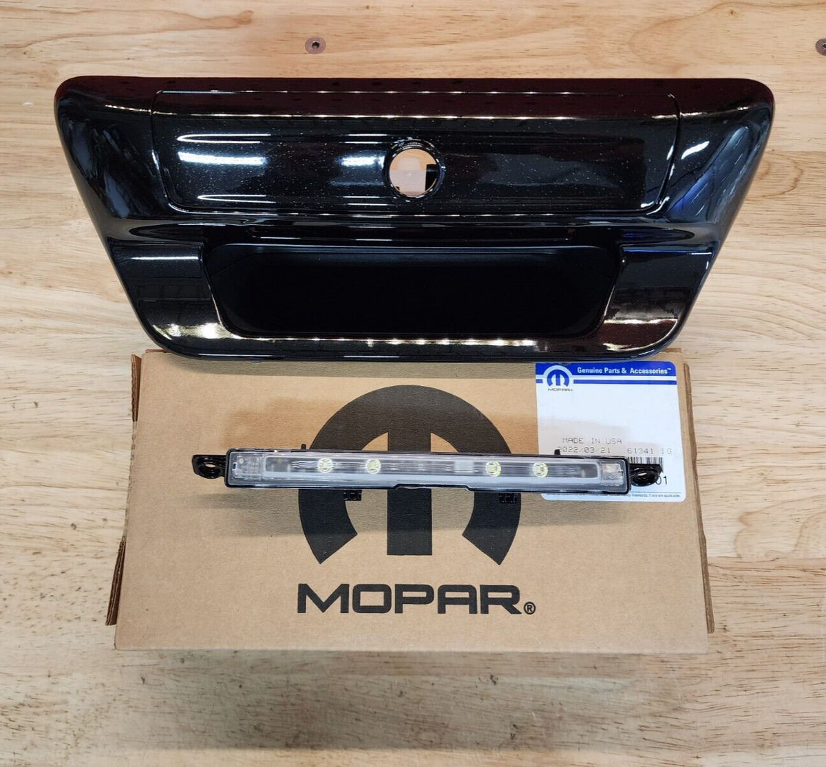 NEW 2022-2024 Ram 1500 Black Metallic Tailgate Handle & LED Lamp