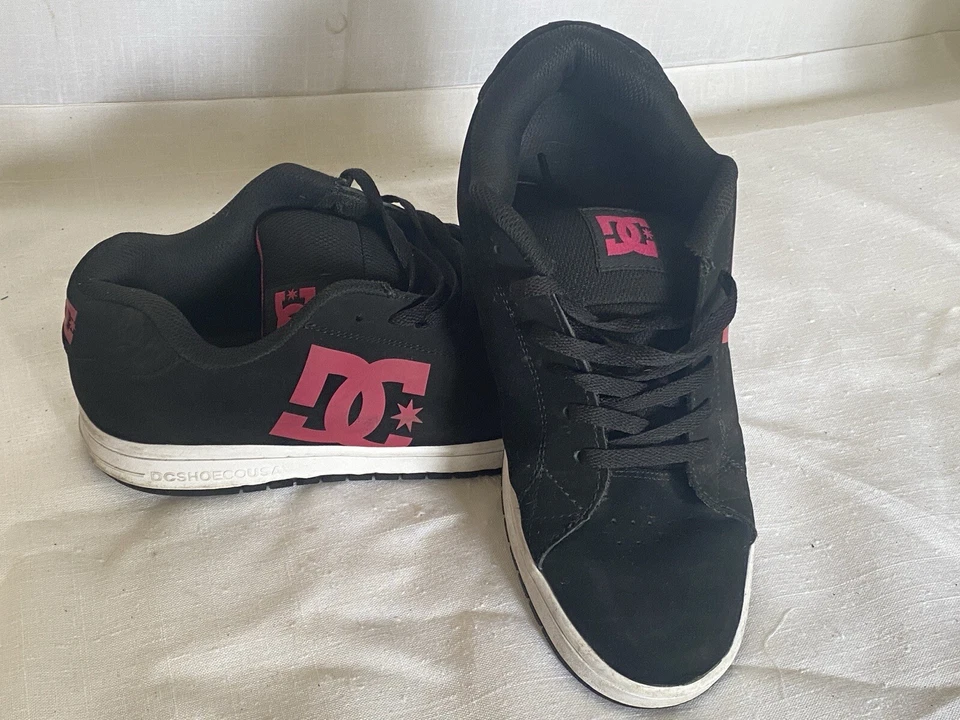 VINTAGE DC COURT GRAFFIK LOW SKATE LACE-UP SIZE 10 WOMENS SHOES BLACK & PINK - Image 2 of 4