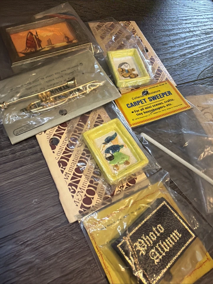 Casa de bonecas Concord miniatura arte vintage, varredora, câmera, trompete lote de 7 - Imagem 2 de 4