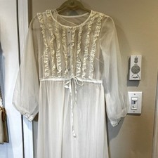 Miss Elaine Cream Vintage 1950's bridal nightgown with matching lace robe.
