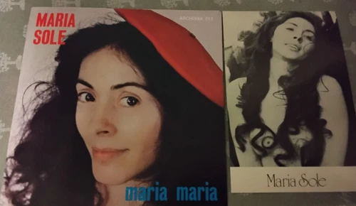 MARIA SOLE-MARIA MARIA-SONO SEDUTA SUL WATER CLOSET  IN REGALO LOCANDINA FIRMATA