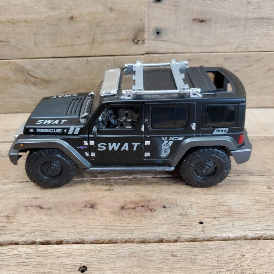 Maisto JEEP Wrangler Police SWAT Rescue Concept Vehicle 1:18 Scale Diecast Model - Image 4 of 4