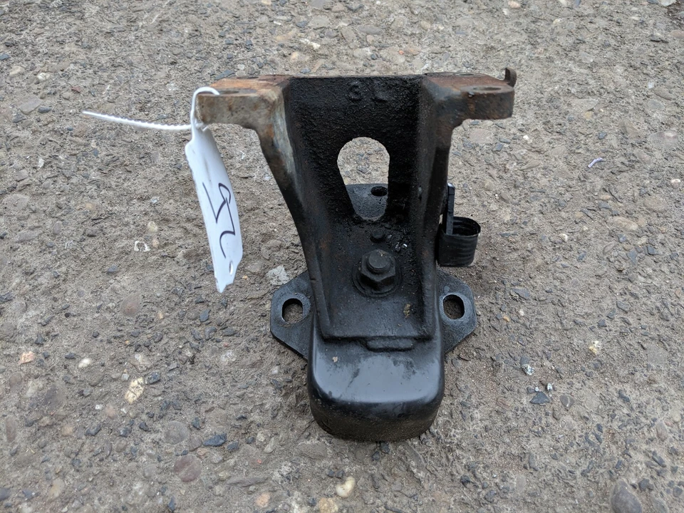 TOYOTA LAND CRUISER 3.0 TD 1996 - 2001 ENGINE MOUNT MOUNTING - Image 2 of 2