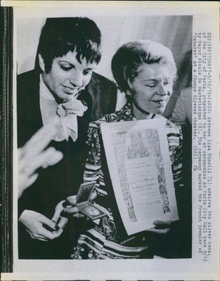 1972 Singer Liza Minelli Awarded Silver Medal City Of Paris Event Wirephoto 7x9