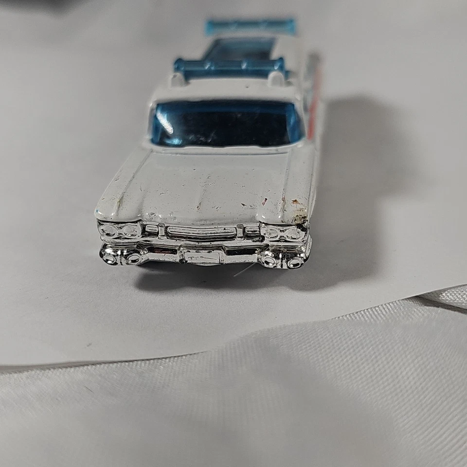 Coche diecast Hot Wheels Ghostbusters Ecto-1 2009 Cadillac Wagon 1:64 CP II Foto 4 de 4