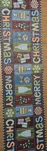 Feliz Navidad Corredor de Mesa Tapiz Árboles de Vacaciones Regalos Copos de Nieve 68" x 13" - Imagen 4 de 5