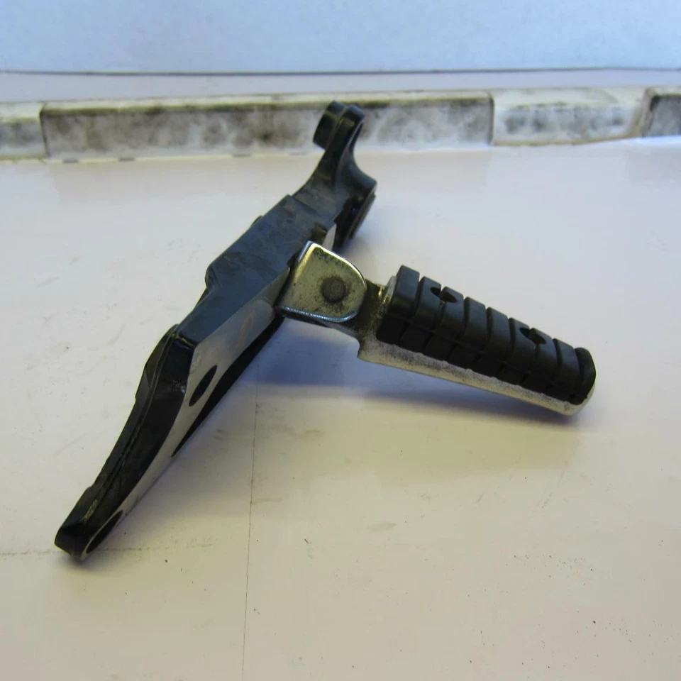 Yamaha Vmax 1200 VMX1200 OEM REPOSAPIÉS TRASERO IZQUIERDO CLAVIJA PASO Foto 2 de 4