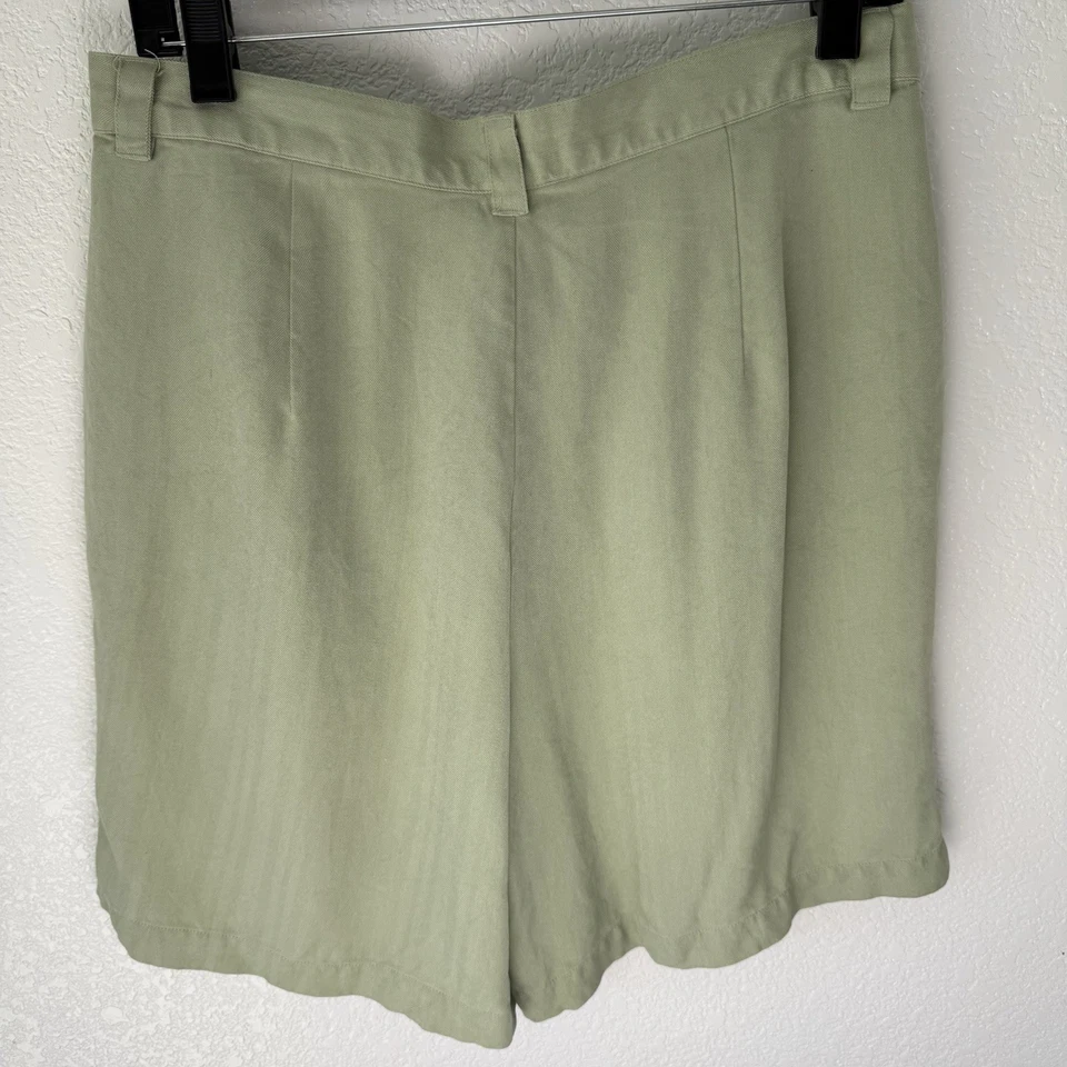 Tommy Bahama 100% Silk  Vintage Sage Green Pleated Front Bermuda Shorts Size 12 - Image 4 of 4