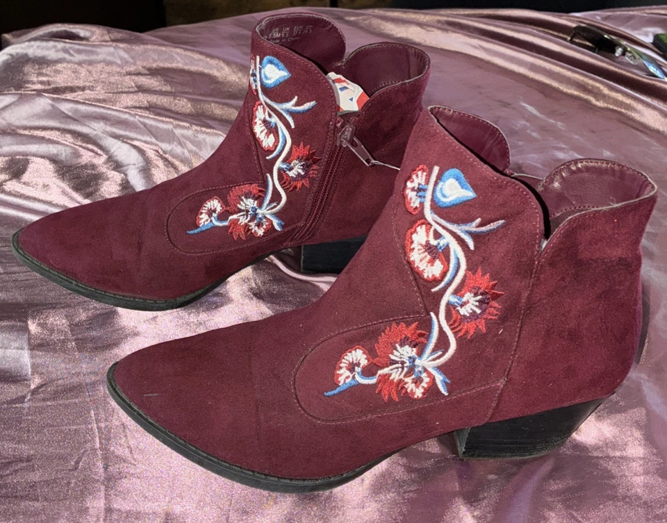 BOTINES CARLOS SANTANA GRANATE GAMUZA VIVIEN BORDADOS RIBETE FLORAL Talla 7.5 Foto 2 de 4